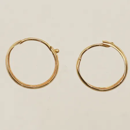 Ett par örhängen längd 12,0mm bredd 2,2mm buckliga 18K Vikt: 0,5 g