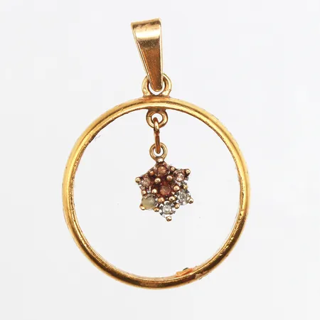 Hänge omgjord vigselring, 35x25mm, själva ringen i 23K, öglan samt fattning i 18K, gravyr, smutsig och limrester, bruttovikt: 9,9g.