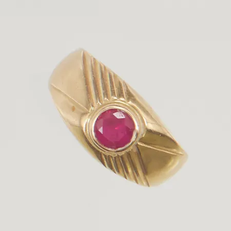 Ring med röd sten stl:17¾ bredd 2,7-9,2mm, troligen syntetisk rubin, ojämn skena, 18K, Vikt: 2,4 g