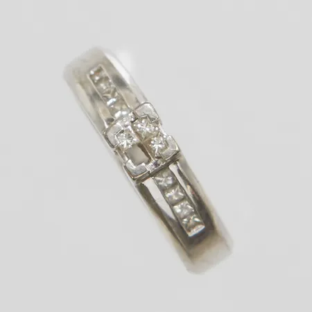 Ring med prinsesslipade diamanter 11 x ca 0,01ct stl:17, bredd 4,5mm, vitguld, GHA, sten saknas, 18K Vikt: 6,5 g
