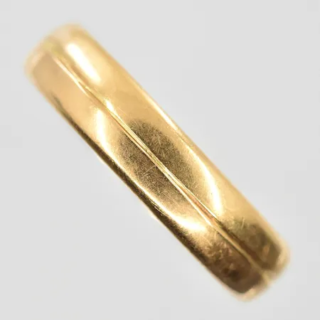 Ring stl:19½ bredd 5 mm, gravyr, 18K. Vikt: 5,4 g