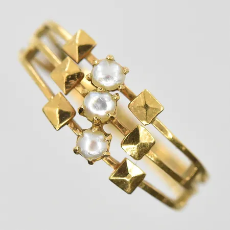 Ring med pärlor stl:16¼, bredd 2-6 mm, 18K. Vikt: 1,4 g