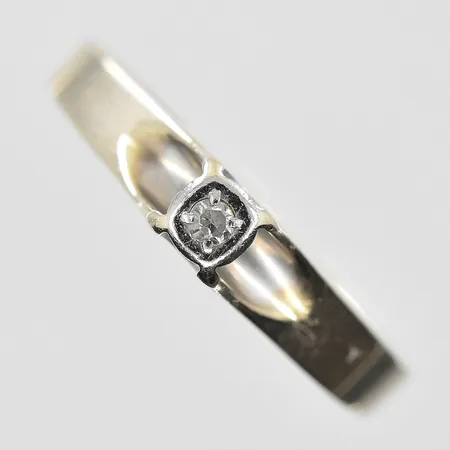Ring med vit sten stl:16½, bredd 2-3 mm, gravyr, vitguld, 18K. Vikt: 1,4 g