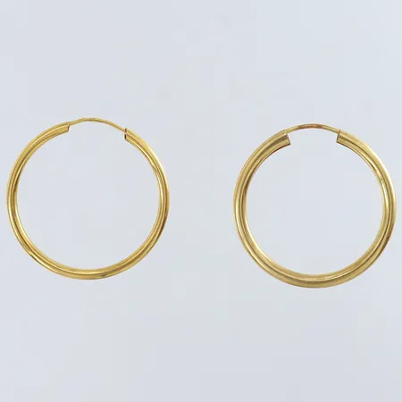 Ett par örhängen creloer Ø25mm bucklig/skeva 18K. Vikt: 1,8 g