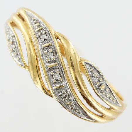 Ring diamanter 4xca0,005ct Guldfynd stl:19½ bredd 1,5-7mm 18K. Vikt: 2,4 g