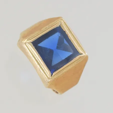 Ring med sten stl:17 bredd 13 mm, graverad 18K  Vikt: 4,5 g