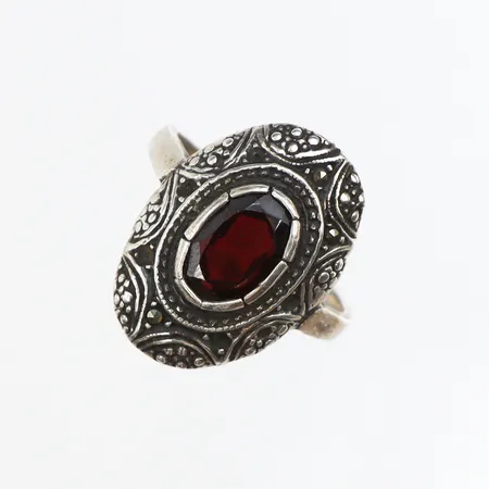 Ring med röd sten samt markasiter, Stl:19, bredd: 1,9-21,7mm, fyra markasiter saknas, 835/1000 silver Vikt: 6 g