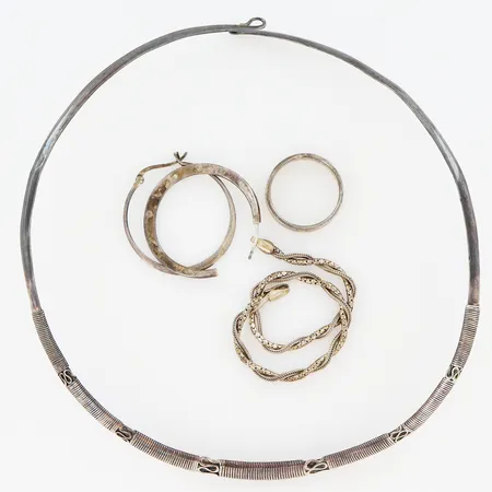 1 collier 2 udda örhängen 1 ring 1 armband , defekt, gravyr, silver 830, 925/1000  Vikt: 42,2 g