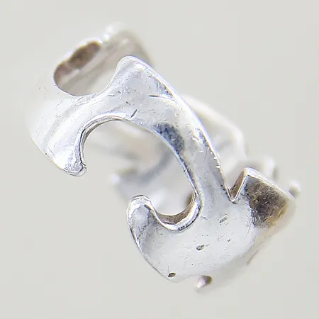 Ring med dekor Guldfynd stl 19 bredd 11,5mm, repig, bruksslitage silver 925/1000 Vikt: 9 g