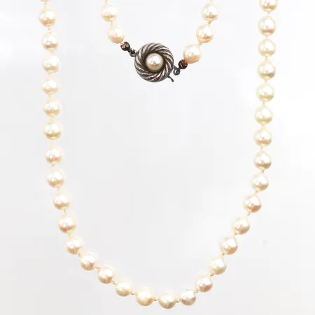 Pärlcollier, odlade pärlor, längd ca 78cm, bredd: 6,4mm, behöver träs om, silverlås med pärla 925/1000 Vikt: 0 g