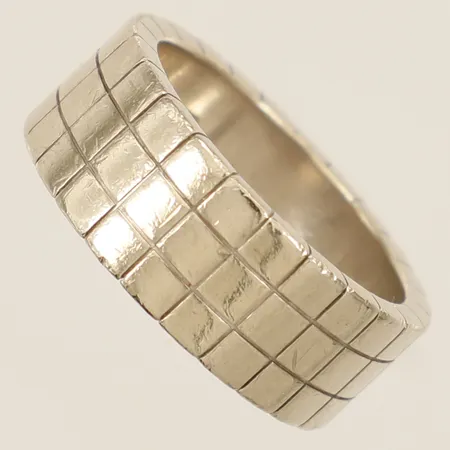 Ring stl:18¼ bredd 8,2mm personlig gravyr vitguld 14K Vikt: 9,3 g