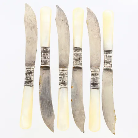 Fruktknivar med skaft i pärlemor, blad i stål, dekor i på skaft på 925/1000 Silver, bruttovikt: 111,8 gram  Vikt: 111,8 g