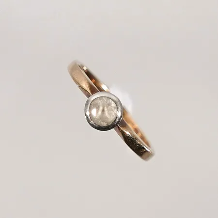 Ring med sten strl: 15¼. bredd: 1.5-5.4mm. 14k Vikt: 2,1 g
