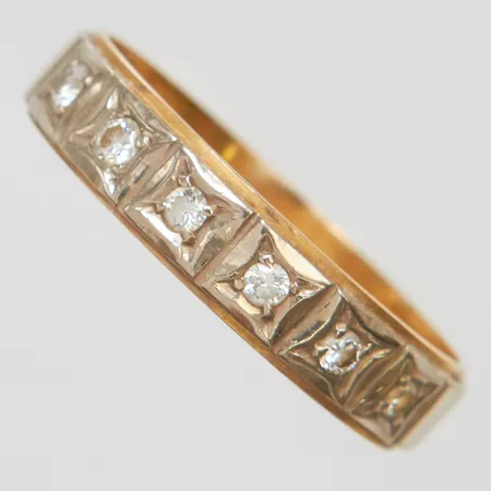 Alliansring med diamanter 6 x ca 0,04ct, stl:20½, bredd 4,5mm, tvåfärgad, 18K Vikt: 4,9 g