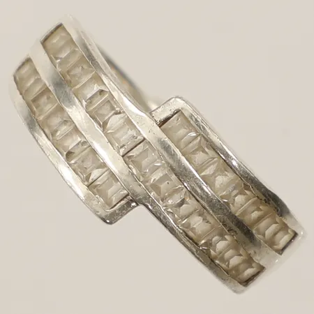 Ring med vita stenar stl:19¼ bredd 9,9mm silver 925/1000 Vikt: 4,7 g