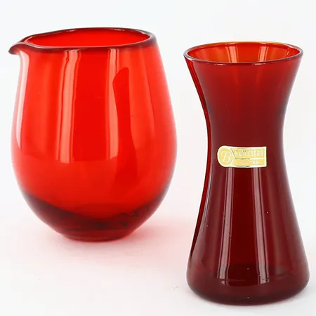 Miniatyrvas Pukeberg och omärkt kanna, i rött glas, höjd ca 6,5-7cm osignerade Skickas med paket.