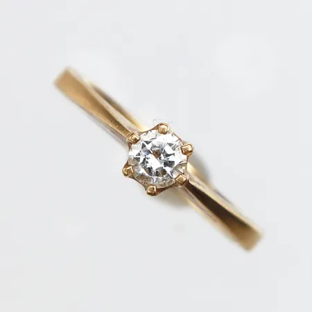 Ring med diamant wp på 0.25 ct enligt gravyr, Guldfynd AB, storlek 16 mm, bredd 2-4.7 mm, 18k. Vikt: 2,9 g