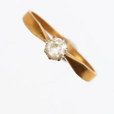 Ring med vit sten, Stl:20¾, bredd: 1,8-5,7mm, 23K Vikt: 3,4 g