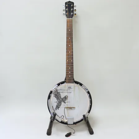 Gitarrbanjo Davison (tusch illustrering på skinnet/locket, samt i behov av rengöring) mickrofon Shadow, mjukt fodral. Skickas med Bussgods eller PostNord