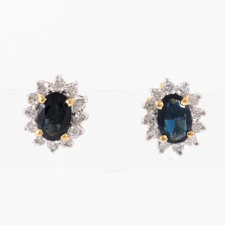Carmoséörhängen med blå safirer och totalt 0,36ct Tw/P1 briljantslipade diamanter (enligt etikett från butik). Mått 8x9,5mm, stämplad HSG (Hedbergs Guld, Dalsjöfors), 18K 2,1g.