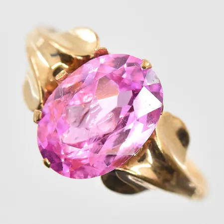 Ring med rosa sten stl:18, bredd 2-10 mm, dålig fattning, 14K. Vikt: 2,7 g