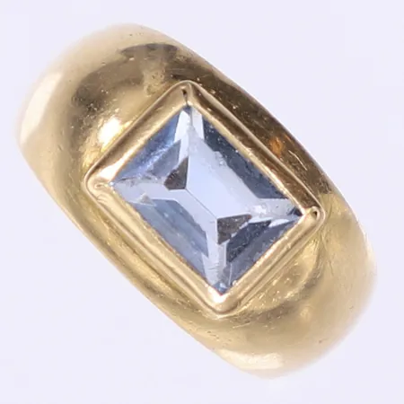 Ring med blå sten stl:16¾, bredd 3-10mm, sliten sten, 18K Bruttovikt: 3,6g Vikt: 3,6 g