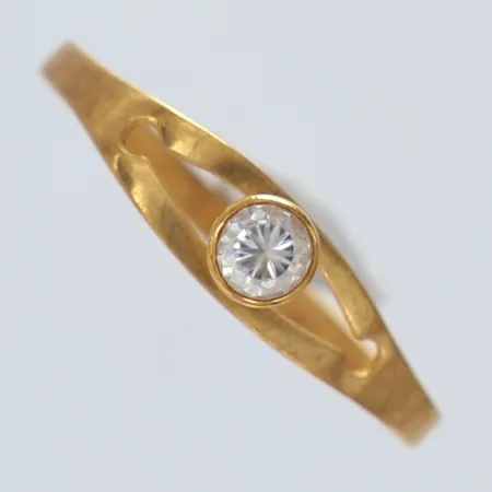 Ring med sten defekt 18K. Vikt: 0,8 g