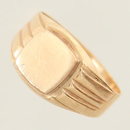 Klackring stl:17¼ bredd 3,9-10mm repig, otydliga stämplar 18K Vikt: 2,6 g