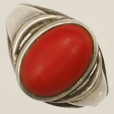 Ring med troligen korall stl:18½, bredd 2-14mm skador på sten silver 835/1000 Vikt: 3,8 g