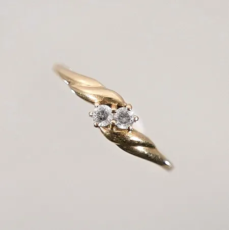 Ring med vita stenar strl:19½ bredd: 1 - 5.3mm 18k Vikt: 1,1 g