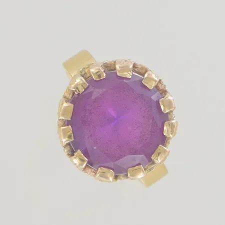 Ring med sten stl 16 bredd 14 mm höjd 7 mm, graverad 18K Vikt: 6,7 g