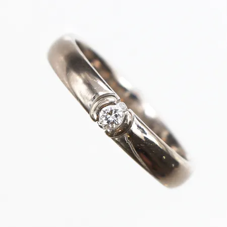 Ring med diamant 0,07ct enligt gravyr, Stl:17, bredd: 3,5mm, gravyr, vitguld, 18K Vikt: 3,9 g