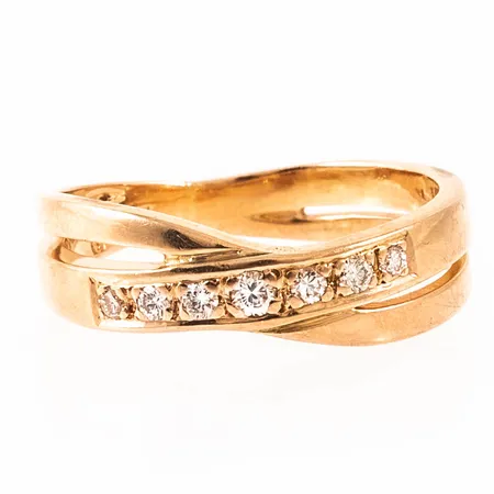 Ring omlott med 7 briljantslipade diamanter totalt ca 0,14ct stl:19½ bredd 2,9-6,5mm, två ringar omgjorda till en, 18K 6,3g. 