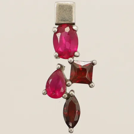 Hänge med röd samt rosa stenar längd 26,2mm bredd 11,7mm silver 925/1000 Vikt: 2,5 g