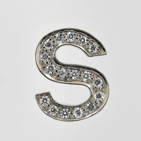 Hänge bokstaven S med diamanter stl:10x8 mm, vitguld, 18K. Vikt: 1,1 g
