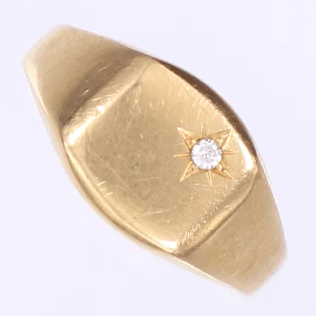 Ring med vit sten stl: 17½ bredd 2-9mm något ojämn skena 18K Vikt: 2,6 g