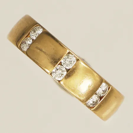 Ring med diamanter 0,24ctv enligt gravyr stl:15¾ bredd 4,8mm personlig gravyr 18K Vikt: 6,5 g
