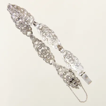 Armband med genombruten dekor och markasiter längd ca 17,5cm bredd 4,4-10mm säkerhetskedja silver 830/1000 Vikt: 17,5 g
