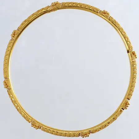 Armringar med dekor Ø63mm bredd 4mm borrhål 22K.  Vikt: 10,3 g