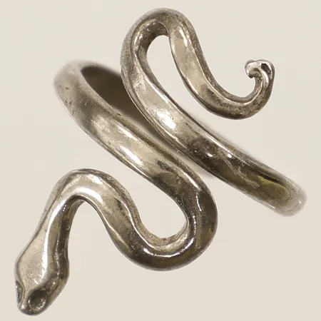 Ring Orm stl:16½ bredd 24,3mm silver 835/1000 Vikt: 2,3 g