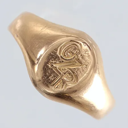 Vapenring med monogramgravyr stl:16¼ bredd 3-10mm skev 18K.  Vikt: 2 g