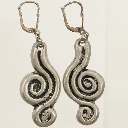 Ett par örhängen längd 56,6mm bredd 18,3mm silver 835/1000 Vikt: 11,5 g