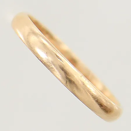 Ring slät stl:18¼  bredd 2,8mm gravyr samt repig 18K  Vikt: 2,5 g