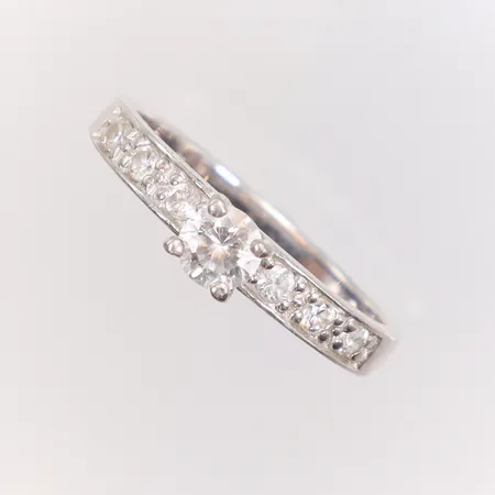 Ring med vita stenar stl:18 bredd 3-4mm silver 925/1000 Vikt: 2,4 g