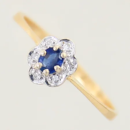 Ring med safir samt diamanter 6x ca 0,01ct stl:17¾ bredd 1-7,8mm vitguldsdetaljer 18K Vikt: 1,9 g