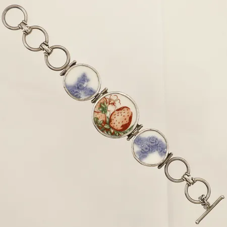 Armband med porslinsdetaljer längd 19,5cm bredd 16-29mm Sägen silver 925/1000 bruttovikt 37,7g Vikt: 37,7 g