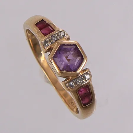 Ring med ametist, rubiner och 8/8-slipade diamanter 6xca0,01ct, stl:18¾ bredd 2-6,4mm, ojämn skena, nagg och slitna stenar. 18K Vikt: 3,4 g