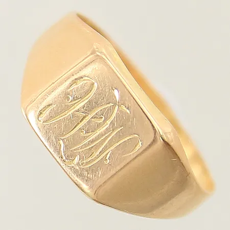 Klackring med monogram stl:18½ bredd 2,3mm skev samt bucklig 18K Vikt: 1,9 g