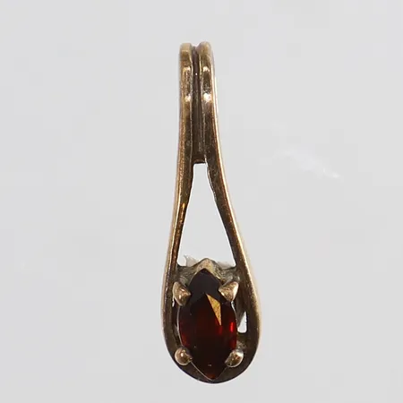 Hänge med granat 17x5mm förgyllt Silver 835/1000.  Vikt: 0,8 g