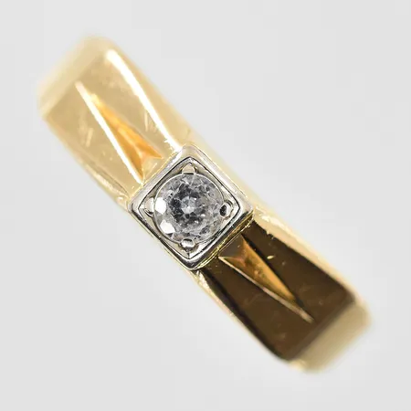 Ring med vit sten stl:17½, bredd 2-5 mm, 18K. Vikt: 2,6 g
